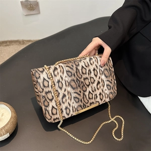 Sac bandoulière à motif léopard avec chaîne dorée et texture en fausse fourrure