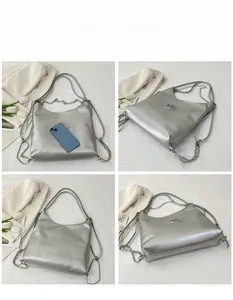 Vues détaillées d'un sac cabas argenté avec texture PU métallique et logo en métal