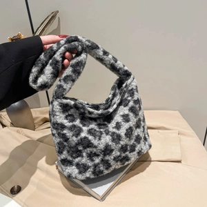 Sac seau chic en peluche léopard avec texture tricotée douce et bandoulière épaule
