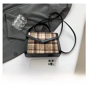 Comparaison de taille du sac à main à carreaux vintage avec téléphone et bandoulière