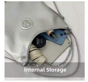 Vue détaillée du sac cabas argenté montrant sa grande capacité pour tablette et maquillage