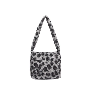 Sac fourre-tout en fausse fourrure léopard gris et noir avec larges bandoulières