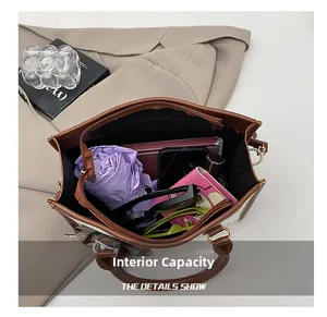 Vue de dessus du sac cabas bicolore montrant sa grande capacité pour les essentiels