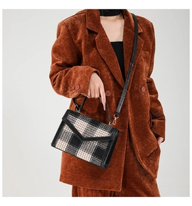 Sac à bandoulière chic à motif pied-de-poule avec garniture en cuir noir et détails dorés