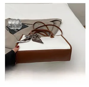 Vue détaillée du fond marron résistant à l'usure d'un sac à main bicolore texturé