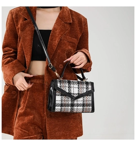 Détail du sac à main vintage en tweed avec rabat en V et finitions en cuir noir