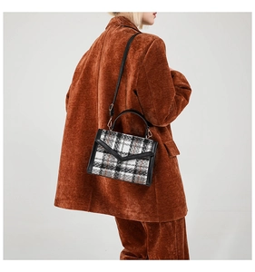 Sac bandoulière en tweed chic porté sur un blazer en velours marron pour un look automne