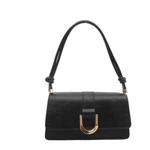 Sac à main minimaliste en similicuir noir avec boucle D dorée et bandoulière nouée