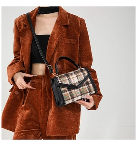 Détail du sac à main vintage à carreaux en laine avec garniture en cuir et blazer