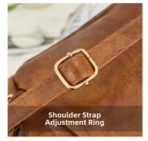 Détail de la boucle de réglage en métal sur le sac à dos en cuir marron texturé