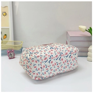 Detail of floral canvas lunch bag with zipper closure and fresh aesthetic pattern