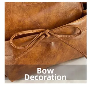 Détail du nœud décoratif en cuir sur le sac à dos minimaliste marron vintage