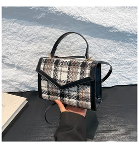 Détails du sac à main rétro en tweed à carreaux avec garniture noire et boucle dorée