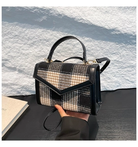Détail du sac à main vintage à carreaux avec garniture en cuir et bandoulière réglable