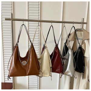 Vue détaillée de grands sacs cabas en cinq couleurs avec chaîne et logo M