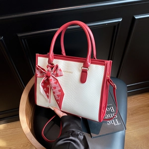 Elegante borsa a mano bicolore rossa e bianca stampa coccodrillo con foulard in seta
