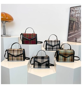 Groupe de sacs à main vintage à carreaux en laine en diverses couleurs sur des supports