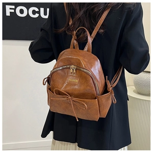 Détails d'un petit sac à dos marron foncé en cuir PU orné d'un grand nœud élégant