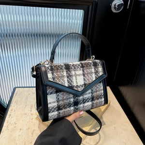 Sac à main vintage en laine à carreaux avec bordure en cuir et détails dorés