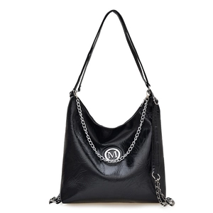 Sac cabas minimaliste en cuir froissé noir avec logo M argenté et bandoulière chaîne