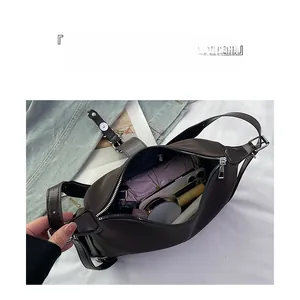 Vue détaillée de l'intérieur spacieux du grand sac rétro marron foncé avec rangement