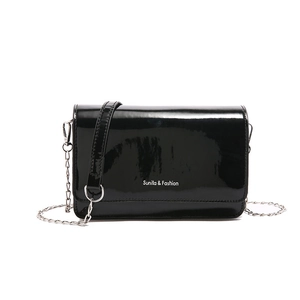 Sac bandoulière élégant en cuir verni noir brillant avec chaîne et logo blanc