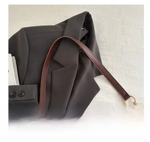 Détail du sac cabas en peluche léopard avec bandoulière en cuir et anneaux dorés
