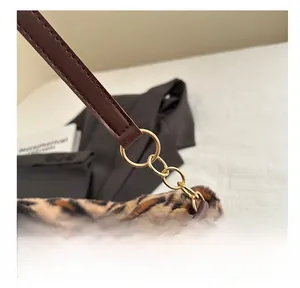 Détail du sac cabas en peluche léopard avec boucles dorées et bandoulière en cuir