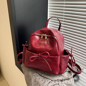 Mini sac à dos en cuir PU bordeaux avec texture vintage et détail de nœud chic