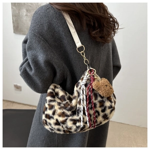 Détail du sac cabas en peluche léopard avec glands tissés et charmant pendentif d'ours