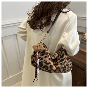 Détail du sac cabas en peluche léopard avec pendentif ours mignon et bandoulière en métal