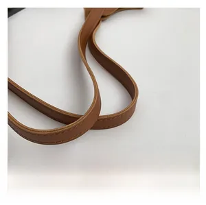 Detailaufnahme des braunen Shopper-Trageriemens mit robusten Doppelnaht-Details
