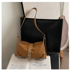 Détail du sac bandoulière en similicuir marron avec fermeture éclair et boucle argent