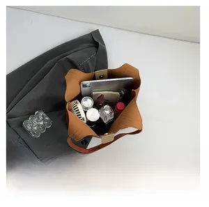 Innenansicht der karamellfarbenen Shopper-Tasche zeigt großes Fassungsvermögen für Tablet