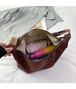 Détail montrant l'intérieur spacieux du sac cabas marron mat avec les objets essentiels