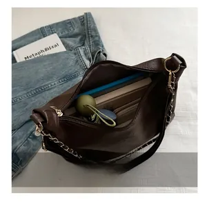Détail de l'intérieur d'un grand sac cabas marron montrant sa grande capacité de rangement