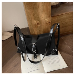 Détails de la sangle réglable et de la boucle en métal argenté du sac à bandoulière