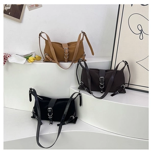 Trois sacs à bandoulière rétro en marron, café et noir sur une scène blanche minimaliste