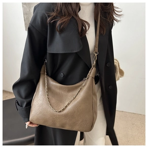 Vue détaillée du grand sac hobo kaki avec chaîne dorée et cuir synthétique plissé