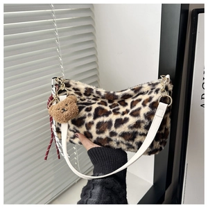 Détail du sac cabas en peluche léopard avec breloque ours et sangle en chaîne