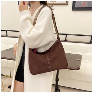 Détail du grand sac cabas en daim marron avec double couture blanche décorative