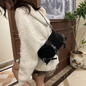 Sac polochon noir vintage chic avec boucles argentées pour un look élégant