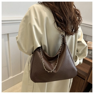 Vue détaillée du sac hobo marron foncé avec texture plissée et bandoulière chaîne