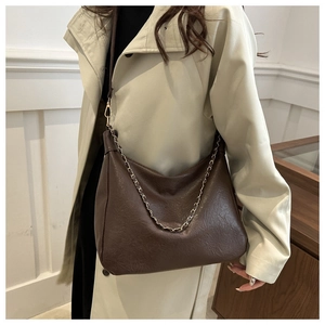Détail du cabas en cuir PU marron café avec chaîne dorée épaisse et texture souple