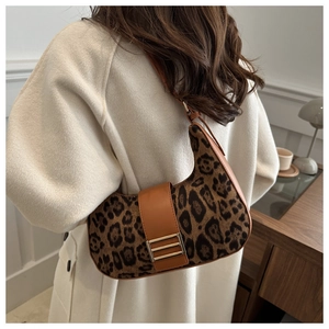 Vista dettagliata della texture leopardata e della fibbia dorata sulla borsa hobo chic
