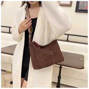 Vue détaillée du grand sac cabas en daim marron avec surpiqûres blanches et large bandoulière