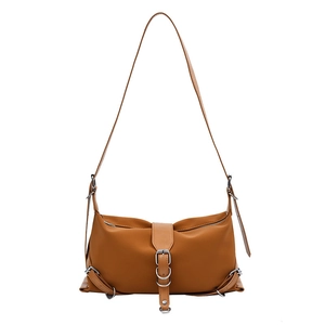 Sac bandoulière rétro marron caramel avec détails de boucles et sangle réglable