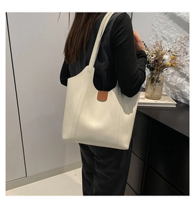 Detail der minimalistischen beige Tote Bag mit braunem Akzent und großem Fassungsvermögen
