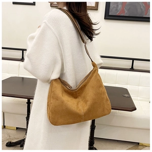 Détail du sac cabas en suédine marron avec surpiqûres blanches et fermeture éclair