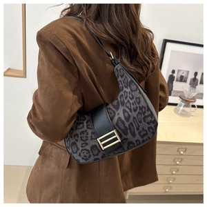 Detail der Leopard-Hobo-Tasche mit goldener Metallschnalle und strukturiertem Stoff